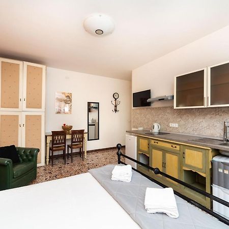 Monti Guesthouse เมสเตร ภายนอก รูปภาพ